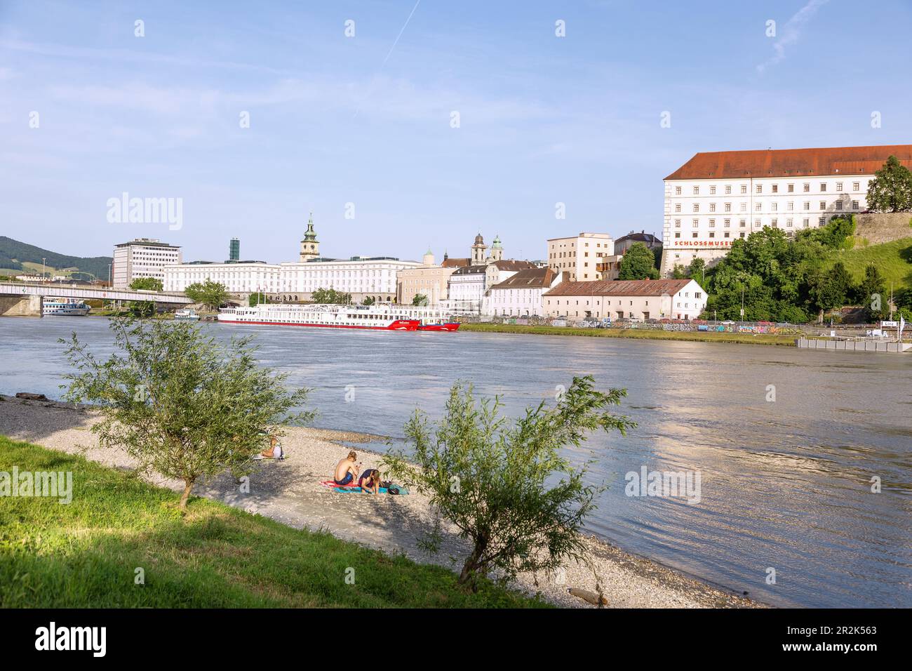 Linz, banks of the Danube, Urfahraner Donaustrand, old town, castle ...
