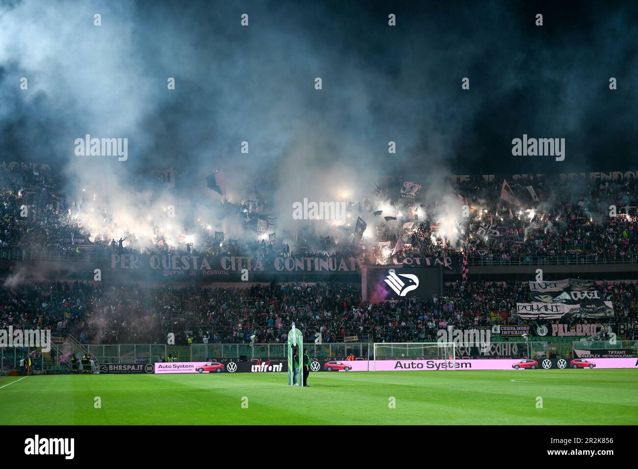 Udinese's Antonio Floro Flores reacts after scoring during a Serie A soccer  match between Udinese and Palermo in Udine, Italy, Sunday, March 14, 2010.  (AP Photo/Franco Debernardi Stock Photo - Alamy, image size:1300x956
