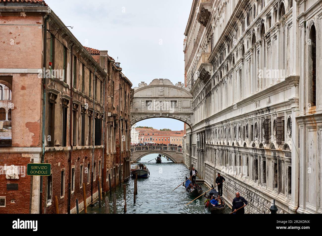 View of the famous Ponte della Paglia stone bridge with origins from 1360,  renewed in 1847 and offering a view of the Bridge of Sighs, Venice, Italy  Stock Photo - Alamy
