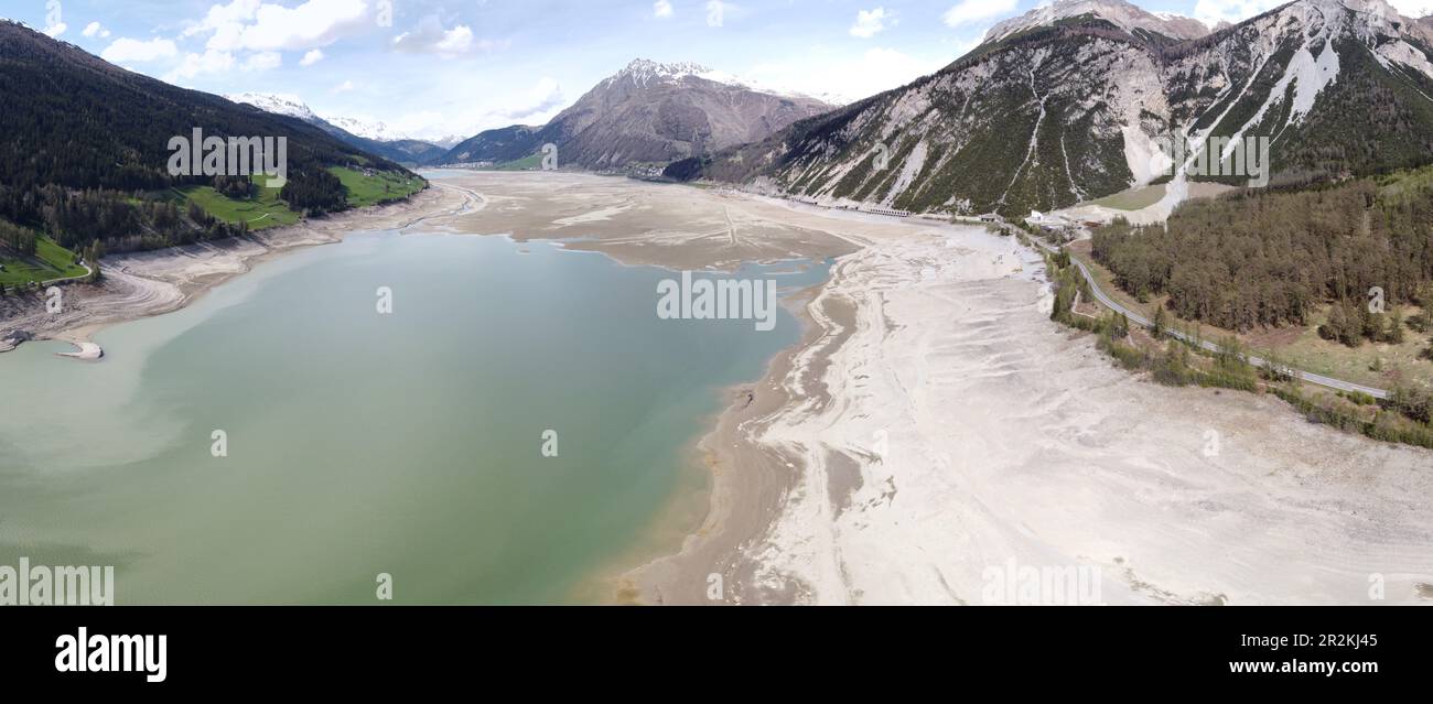 Reschensee, Italien, Südtirol, Vinschgau - Wasser abgelassen; Der Stausee ist aufgrund von Arbeiten leer bzw. nur mehr wenig Wasser ist im See Stock Photo
