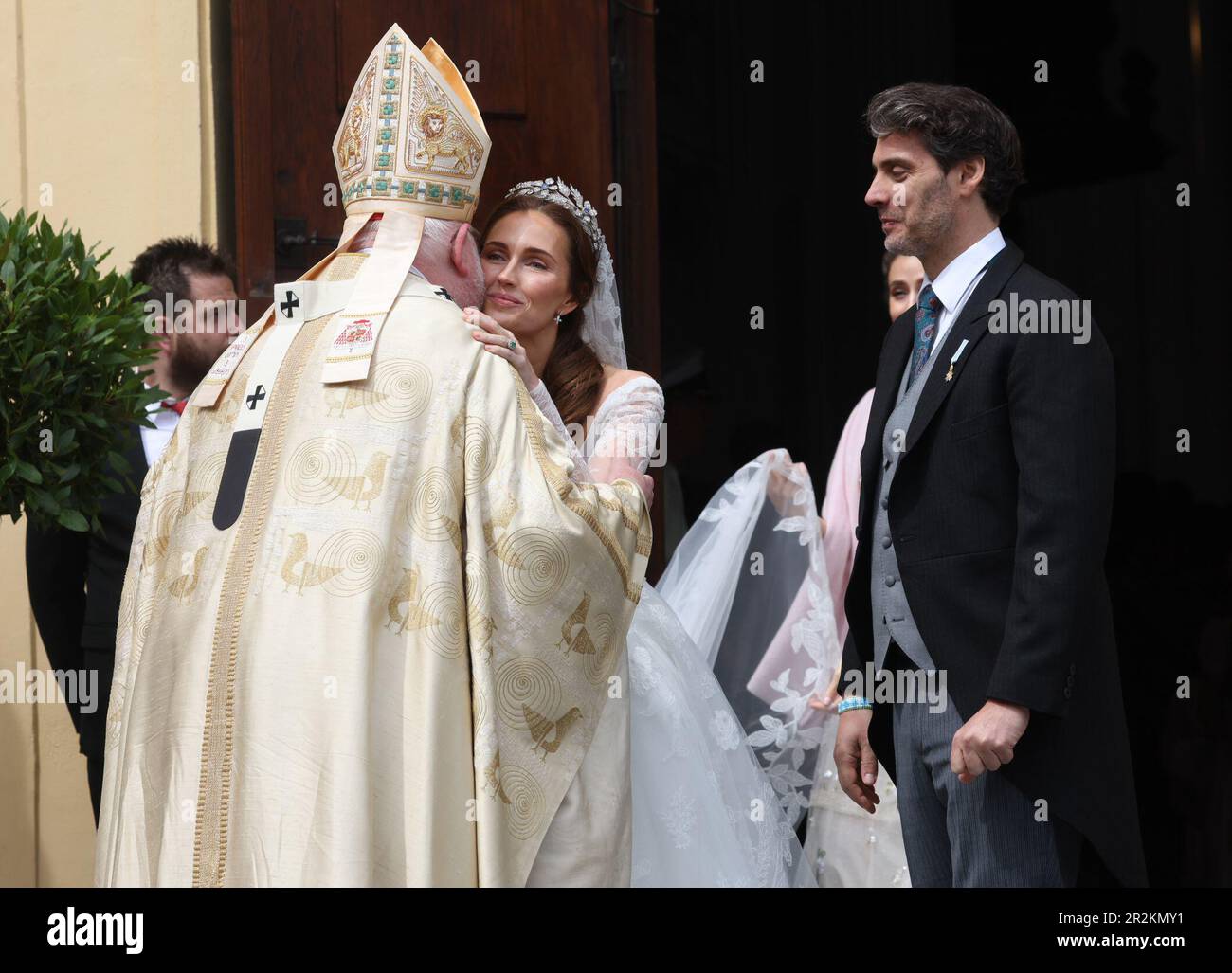 Munich, Germany. 20th May, 2023. Ludwig Prince of Bavaria (r) and his wife Sophie-Alexandra Princess of Bavaria speak with Cardinal Reinhard Marx, Archbishop of Munich and Freising, after their church wedding in front of the Theatinerkirche. Around 1,000 guests are expected to attend the festivities. Credit: Karl-Josef Hildenbrand/dpa/Alamy Live News Stock Photo