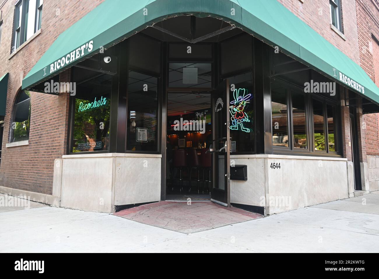 A local bar in Chicago's Lincoln Square neighborhood Stock Photo Alamy