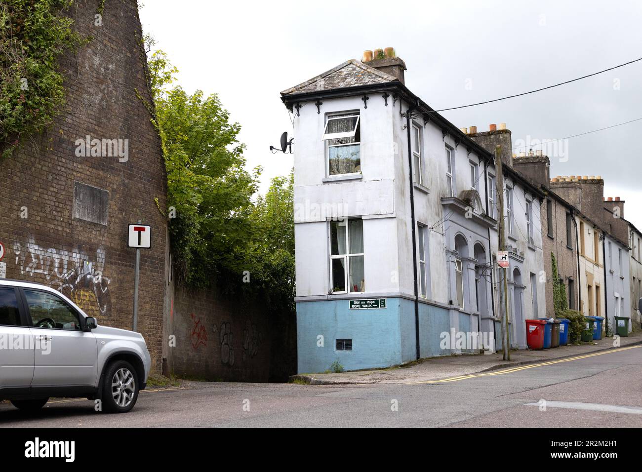 Narrow row homes hi-res stock photography and images - Alamy