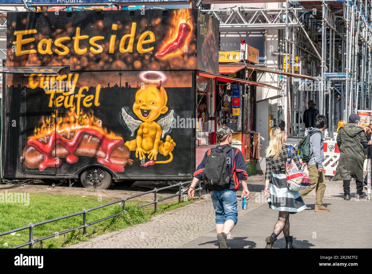 Eastside Curry Teufel, Currywurst, Warschauerstrasse, Berlin-Friedrichshain, Party people, Stock Photo