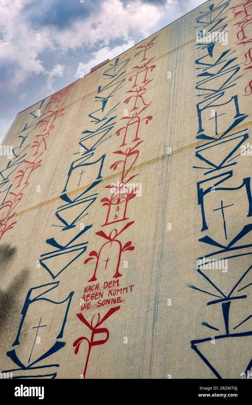 Graffiti an Hauswand in der Falkensteinstrasse in Berlin-Kreuzberg. Schriftzug ' Nach dem Regen kommt die Sonne ', Stock Photo