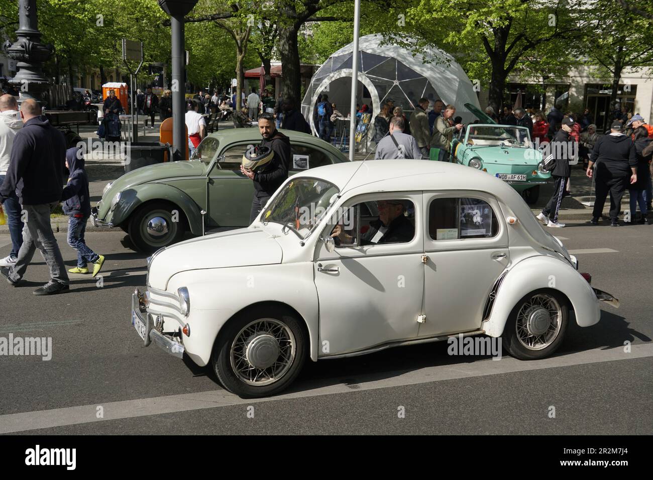 Classic Days Berlin 2023 - Oldtimer Show auf dem Kurfürstendamm in Berlin am 07.05.2023. Mehr als 2000 hochwertige klassische Fahrzeuge werden auf dem Stock Photo