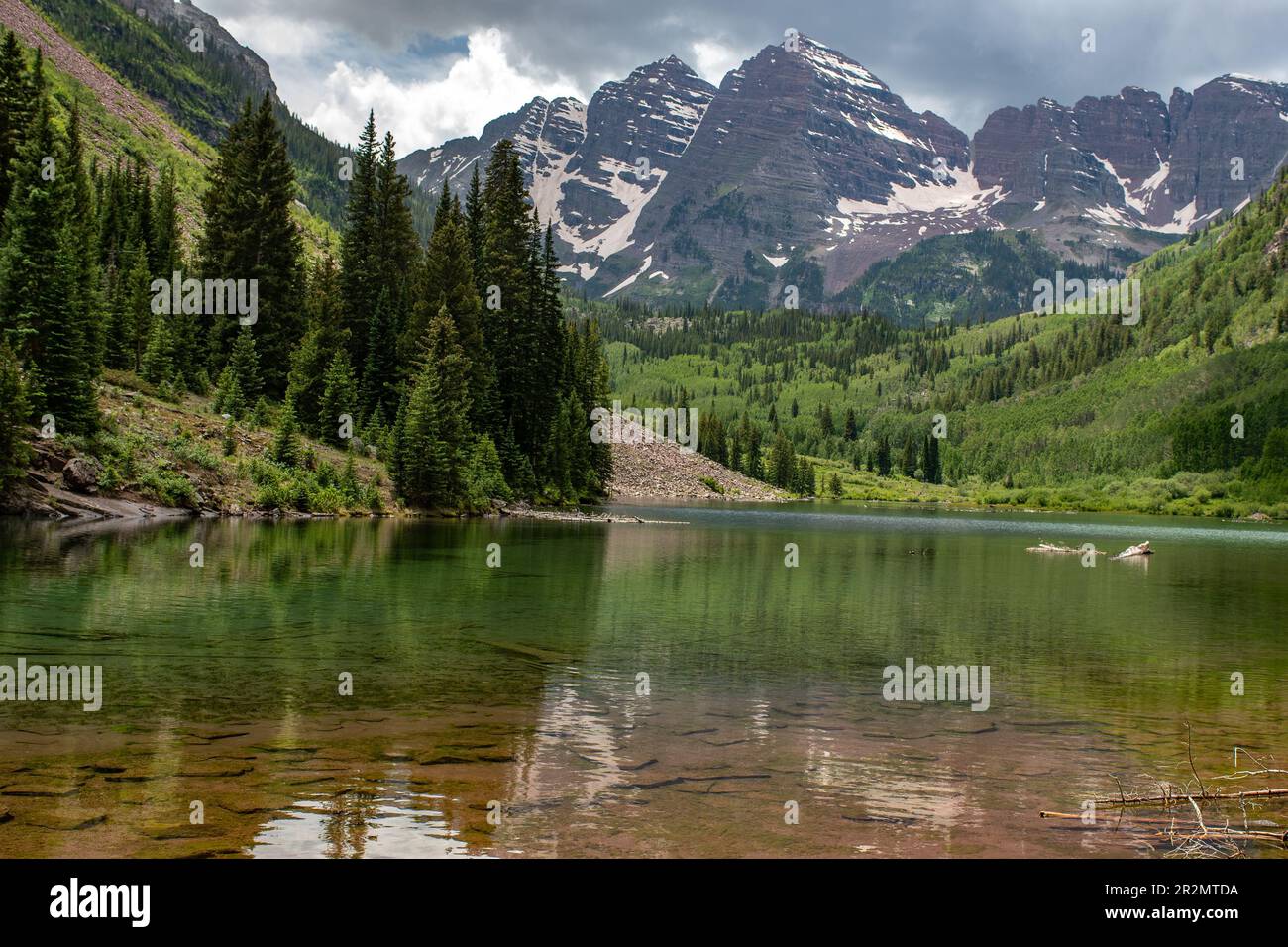 The Maroon Bells beautifully reflected in the clear waters of Maroon ...