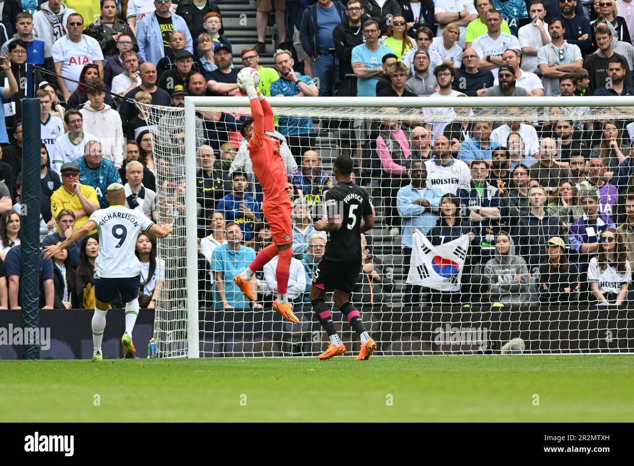 David Raya Martin of Brentford FC safely collects the high ball during