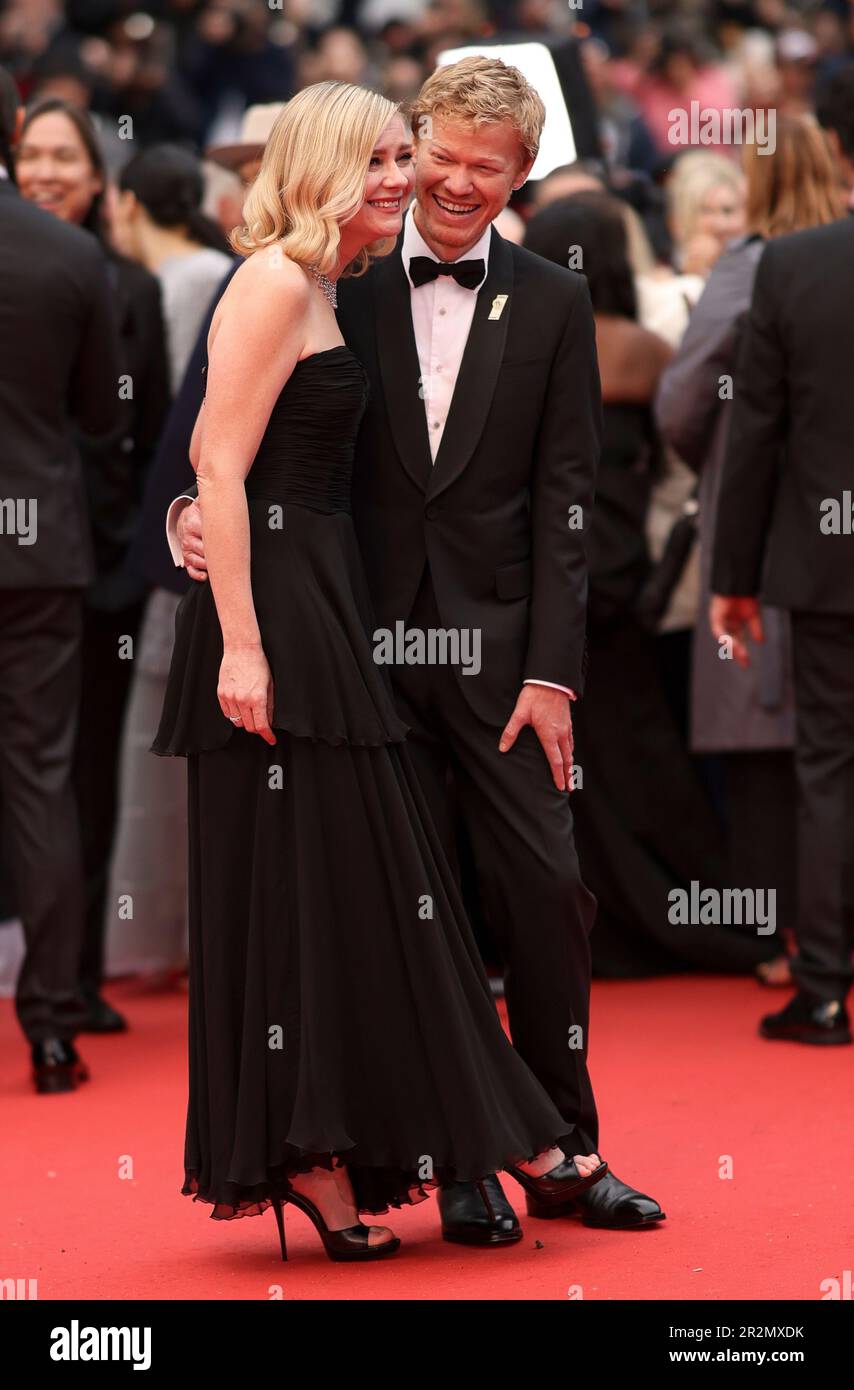 Kirsten Dunst, left, and Jesse Plemons pose for photographers upon