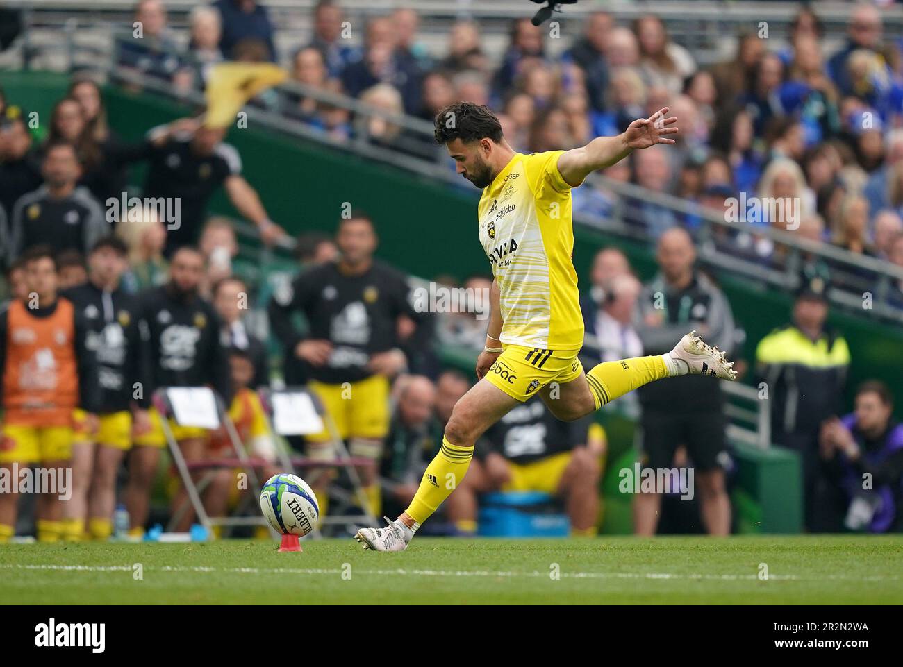 la-rochelle-s-antoine-hastoy-converts-a-try-during-the-heineken