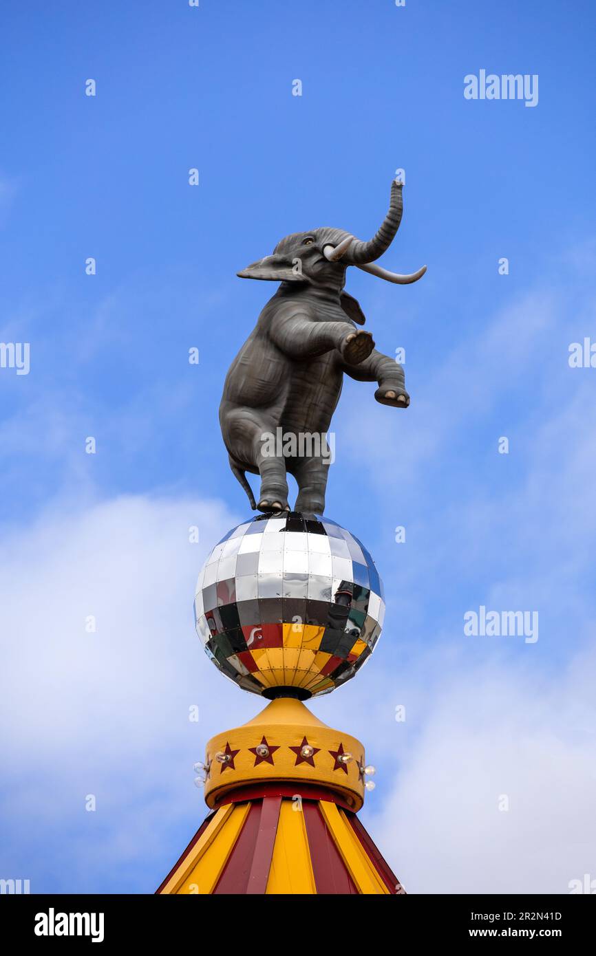 Elephant Sculpture Standing Up On Top Of The Big Top Mirror Maze Attraction In Clifton Hill, Niagara Falls Ontario Canada Stock Photo