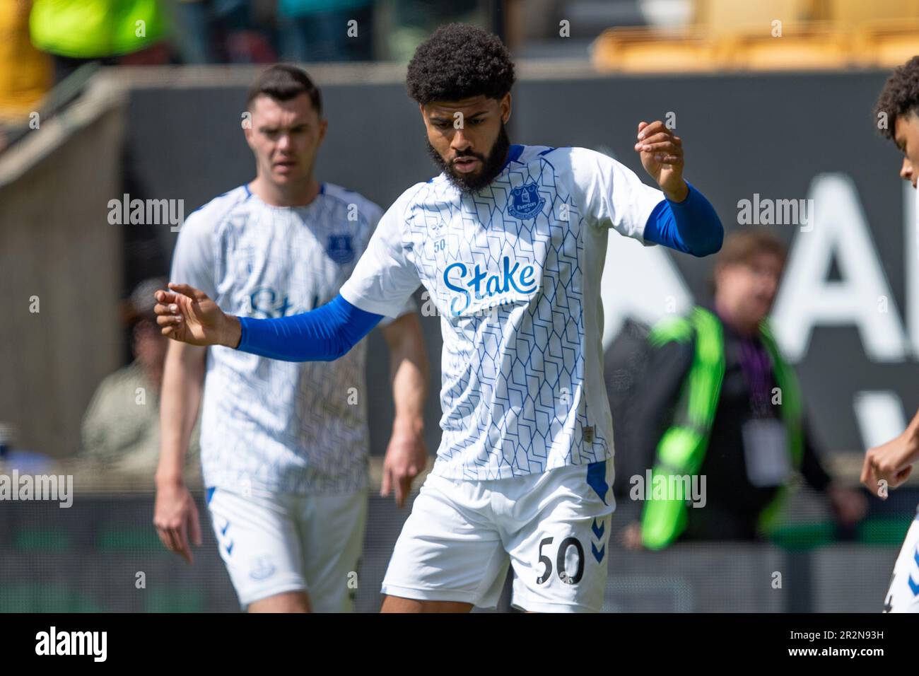 Ellis Simms of Everton warms up before the Premier League match between Wolverhampton Wanderers and Everton at Molineux, Wolverhampton on Saturday 20th May 2023. (Photo: Gustavo Pantano | MI News) Credit: MI News & Sport /Alamy Live News Stock Photo
