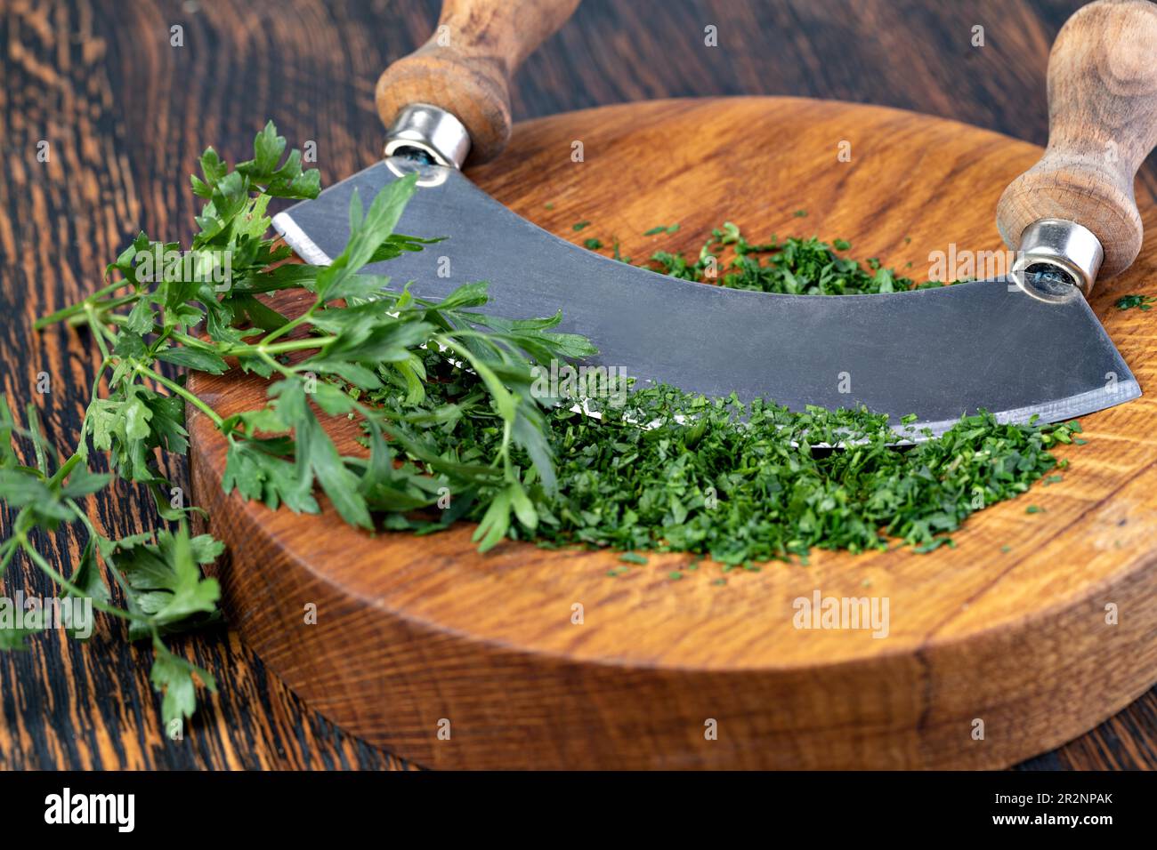 https://c8.alamy.com/comp/2R2NPAK/parsley-on-a-chopping-board-in-the-kitchen-2R2NPAK.jpg