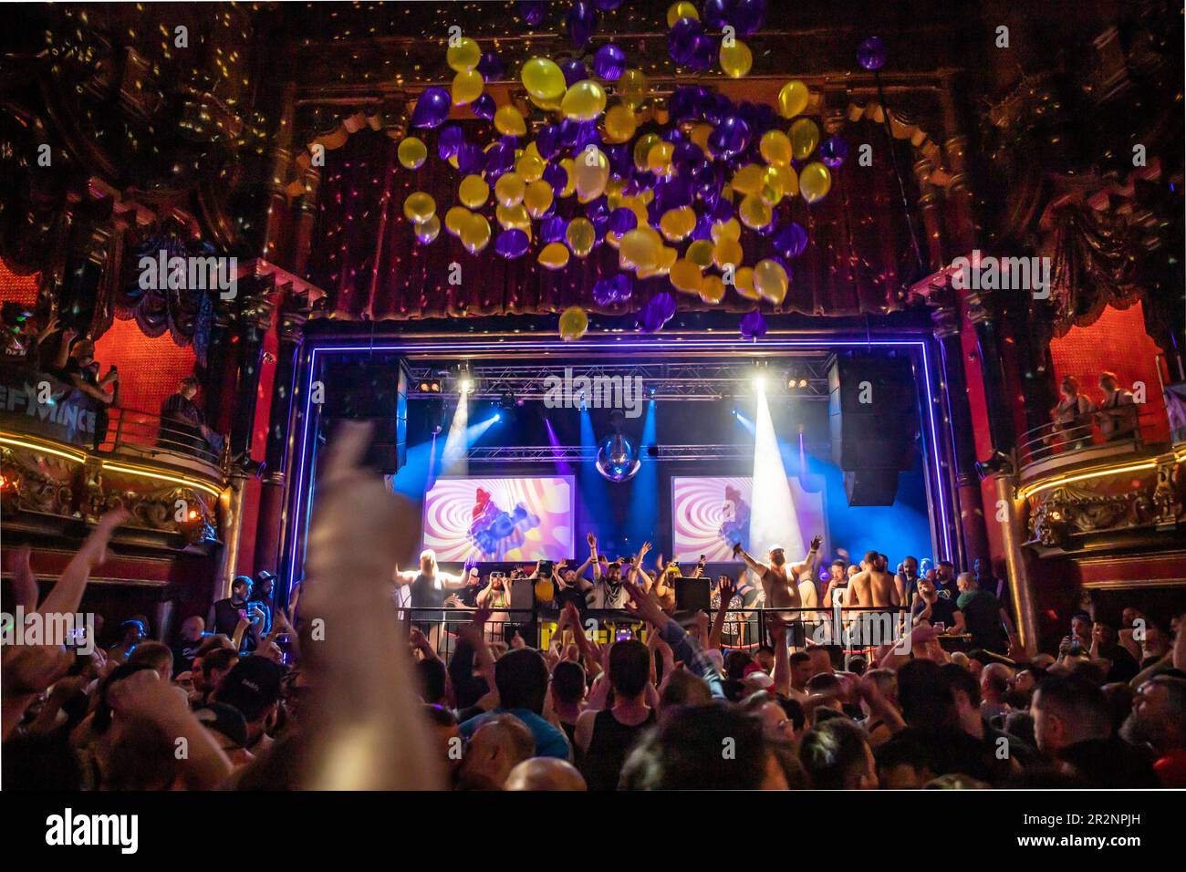 Balloon drop at The Grand in Clapham Junction Stock Photo