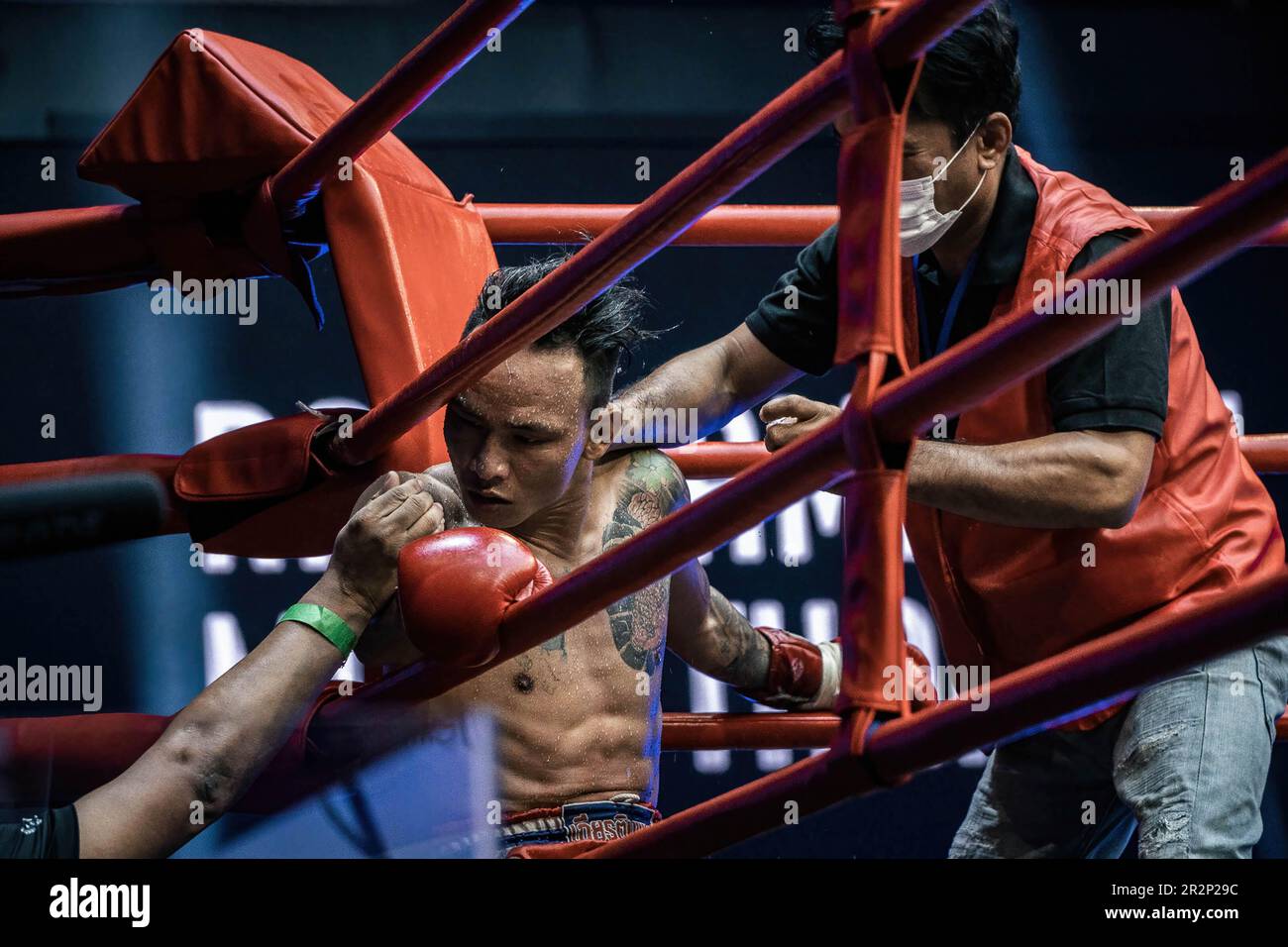 Bangkok, Thailand. 07th Nov, 2022. A Muay Thai boxer seen having a ...