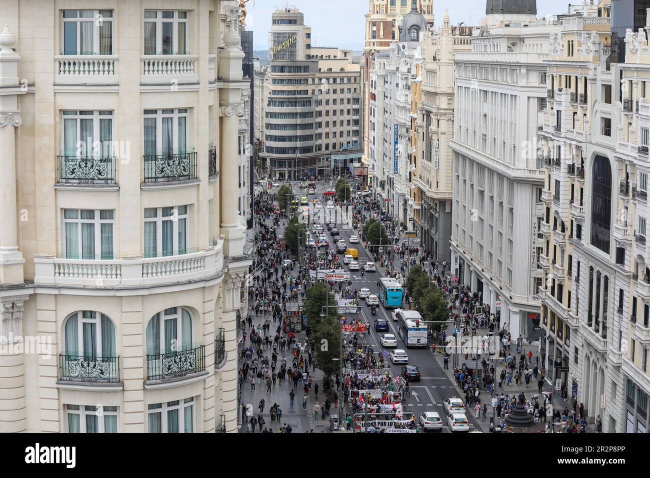 Madrid, Spain. 20th May, 2023. Panoramic view of Gran Via street during the demonstration. A thousand people have demonstrated to defend Spanish public services. The march was called by almost twenty groups and social associations related to health, housing, nursing homes, public employees and taxi drivers. The demonstration toured Madrid's Gran Via from Plaza España to Cibeles. (Photo by David Canales/SOPA Images/Sipa USA) Credit: Sipa USA/Alamy Live News Stock Photo