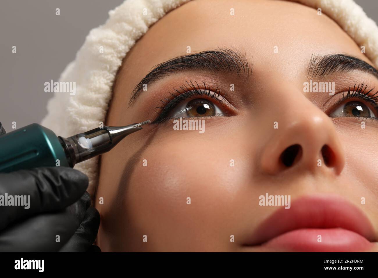 Green eyeliner makeup woman model hi-res stock photography and images ...