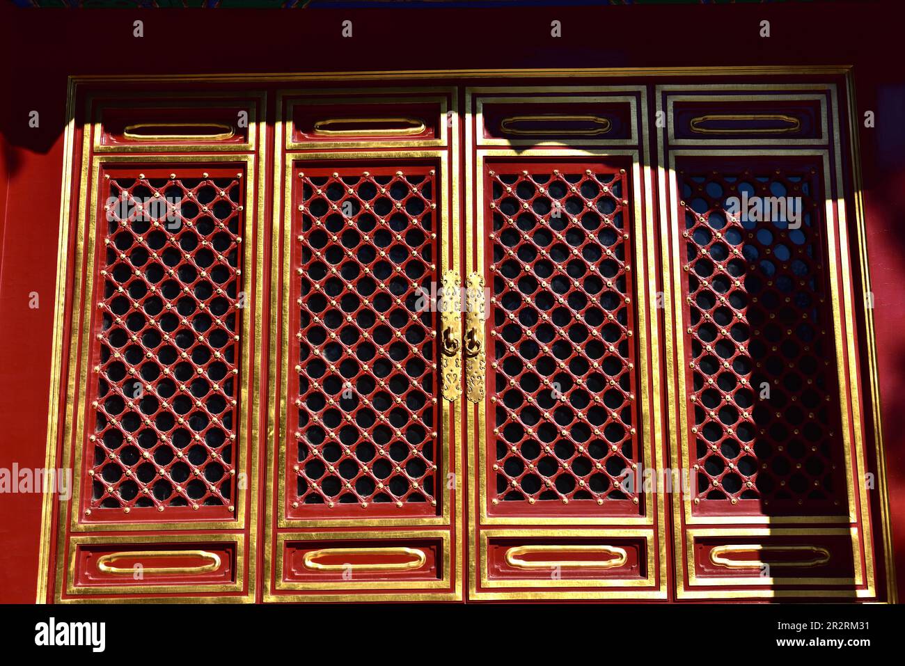 Chinese dragon door hi-res stock photography and images - Alamy