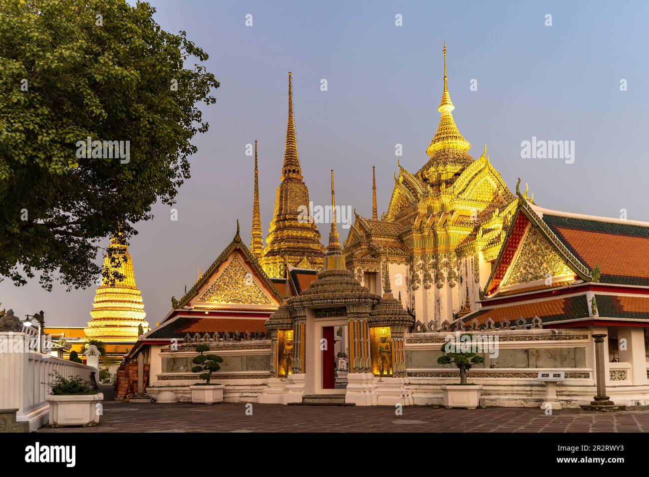 Phra Mondop Bibliothek des buddhistischen Tempel Wat Pho in der Abenddämmerung, Bangkok, Thailand, Asien   |   Phra Mondop Scripture Hall at the Buddh Stock Photo