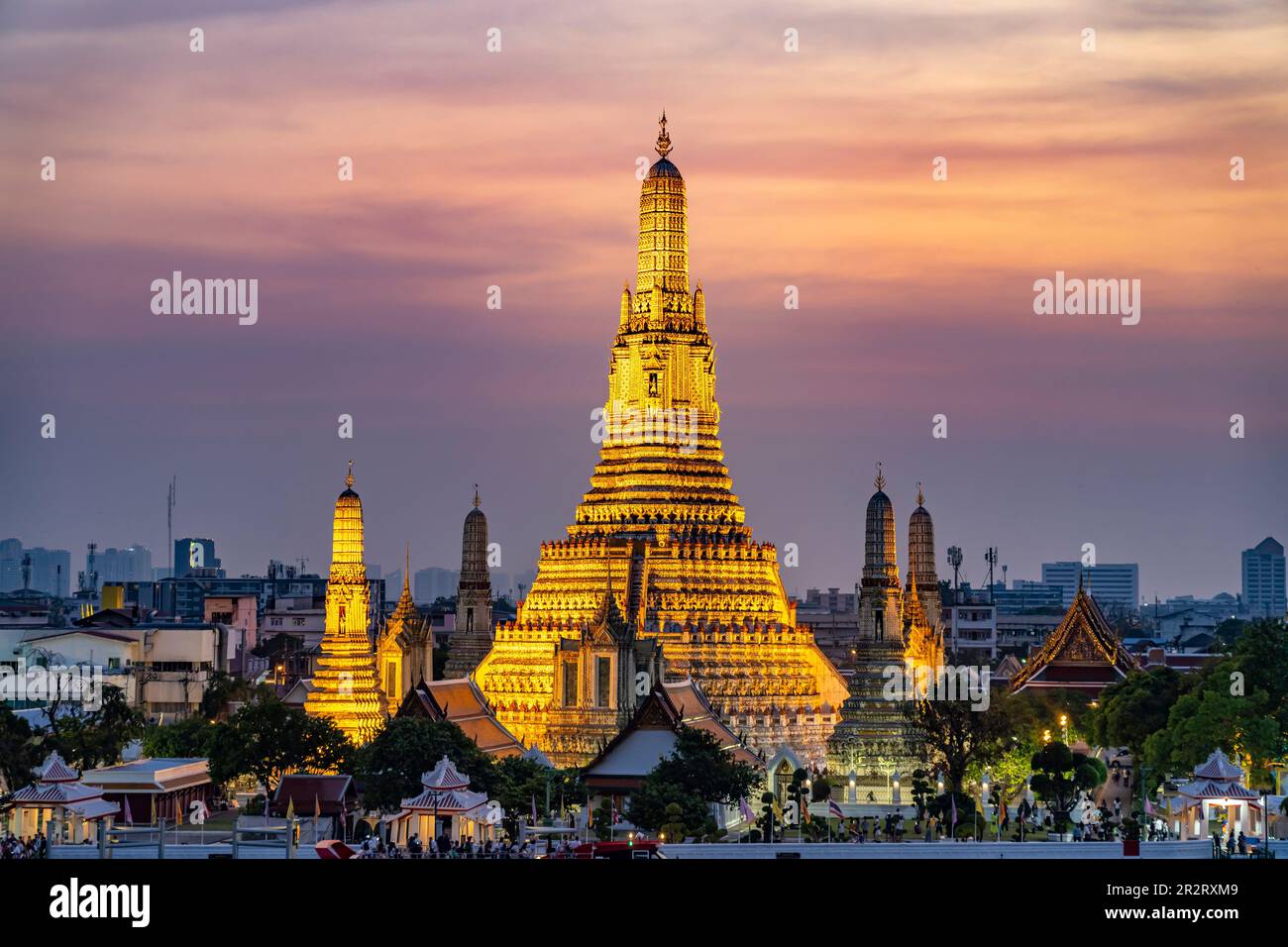 der-buddhistische-tempel-wat-arun-oder-tempel-der-morgenr-te-und-der