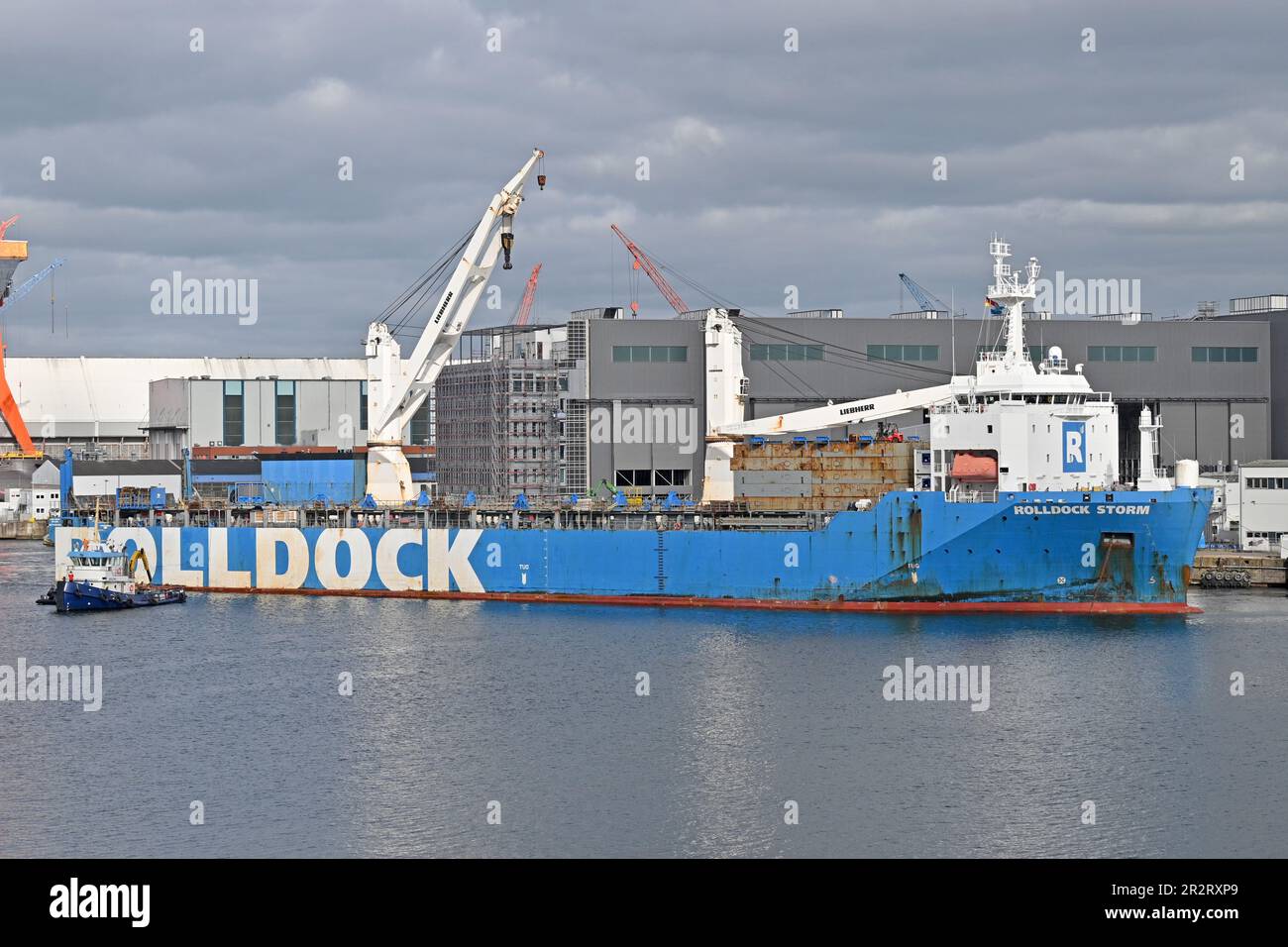 Dockship ROLLDOCK STORM perming cargo operations at TKMS shipyard Kiel (former HDW) / Loading the submarine IMPECCABLE (Singapore Navy) Stock Photo