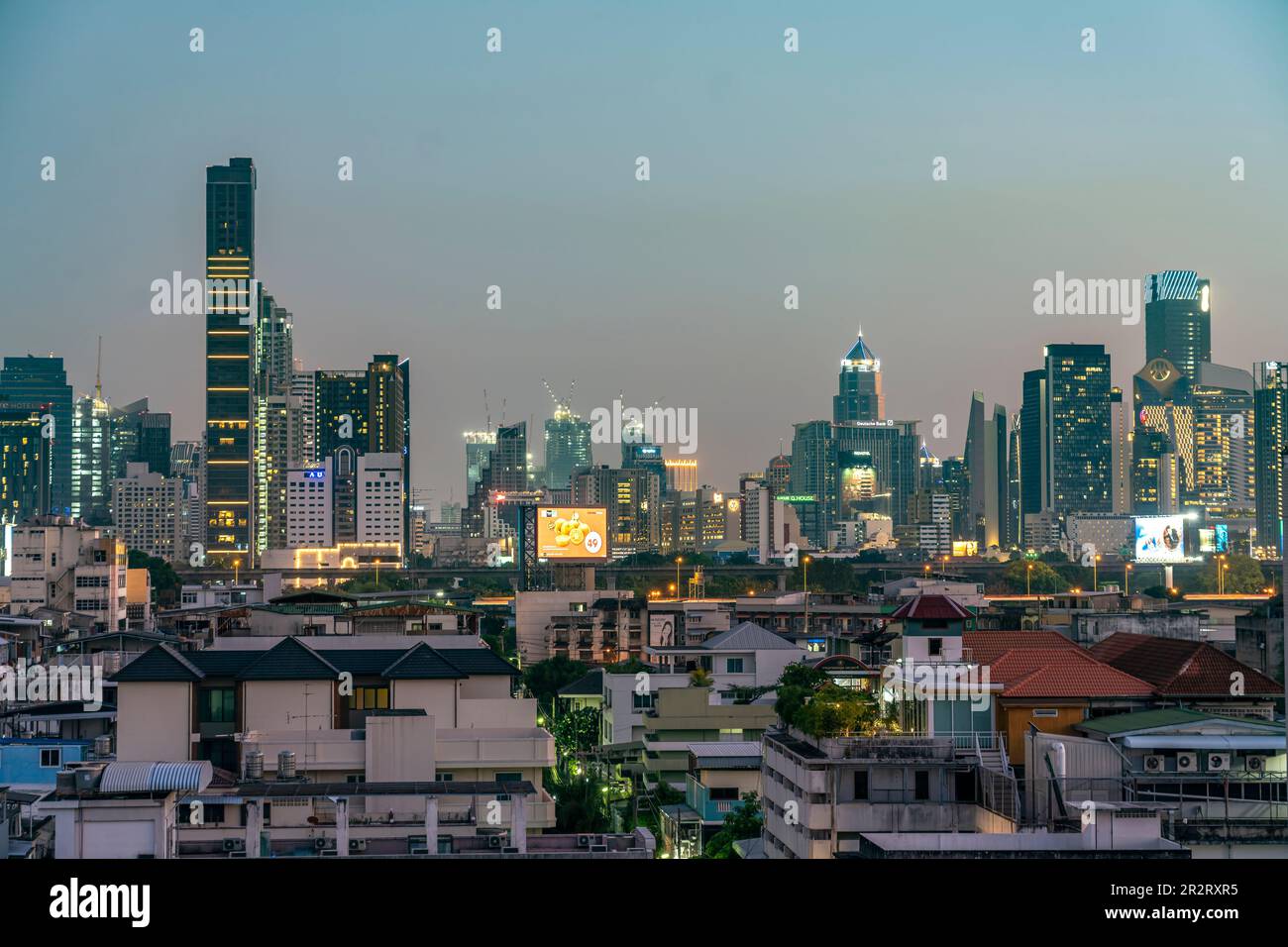 Stadtansicht und Skyline von Bangkok in der Abenddämmerung, Thailand, Asien   |   Bangkok cityscape and skyline at dusk, Thailand, Asia Stock Photo