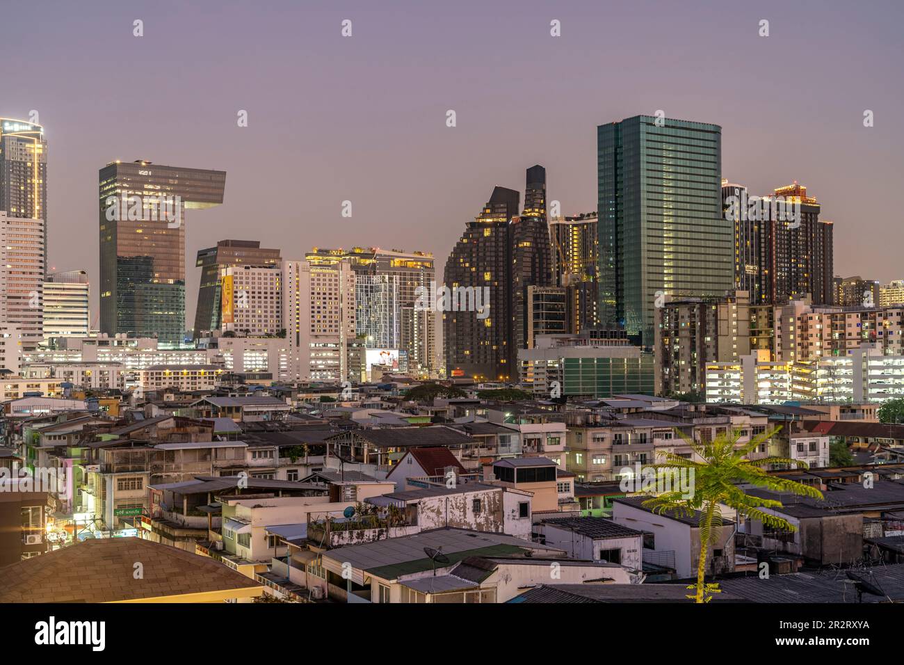 Stadtansicht und Skyline von Bangkok in der Abenddämmerung, Thailand, Asien   |   Bangkok cityscape and skyline at dusk, Thailand, Asia Stock Photo