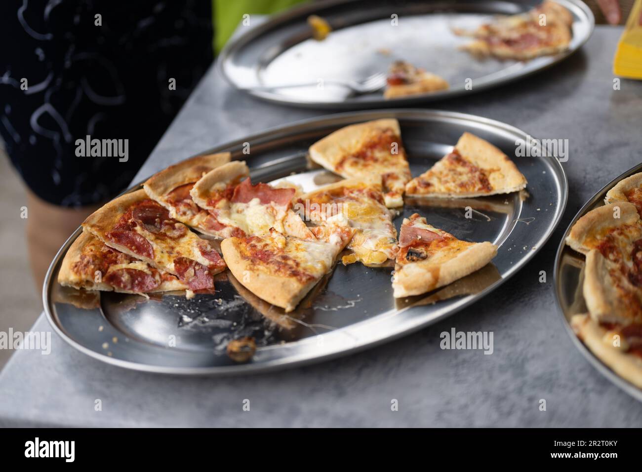Food, Deutschland, May 20. Ein Bild von einem frisch gebackenen, schmackhaften Pizzakuchen, der liebevoll in kleine Stücke geschnitten wurde, strahlt Stock Photo