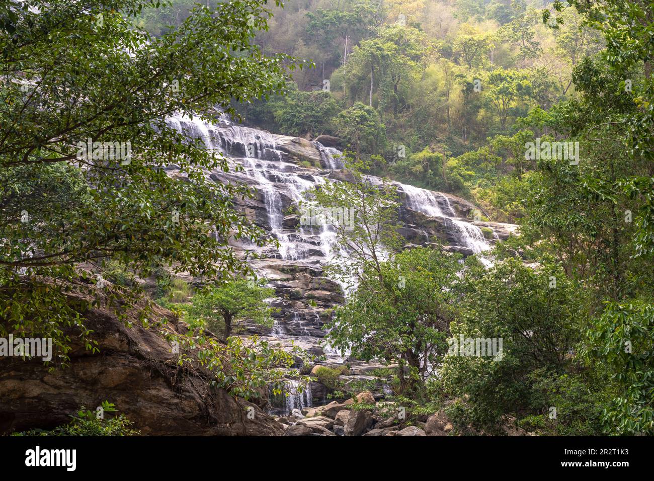 Mae Ya Wasserfall im Doi Inthanon Nationalpark bei Chom Thong, Chiang Mai, Thailand, Asien   |   Mae Ya waterfall at Doi Inthanon National Park near C Stock Photo