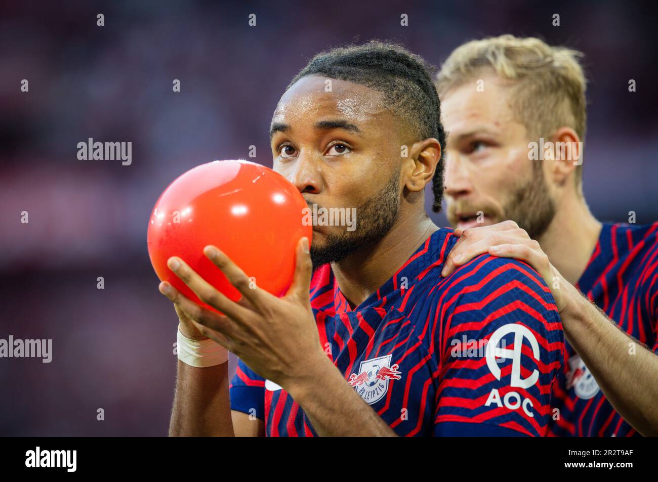 Ko‘krak uchlarini so‘rayotgan bola (foto)