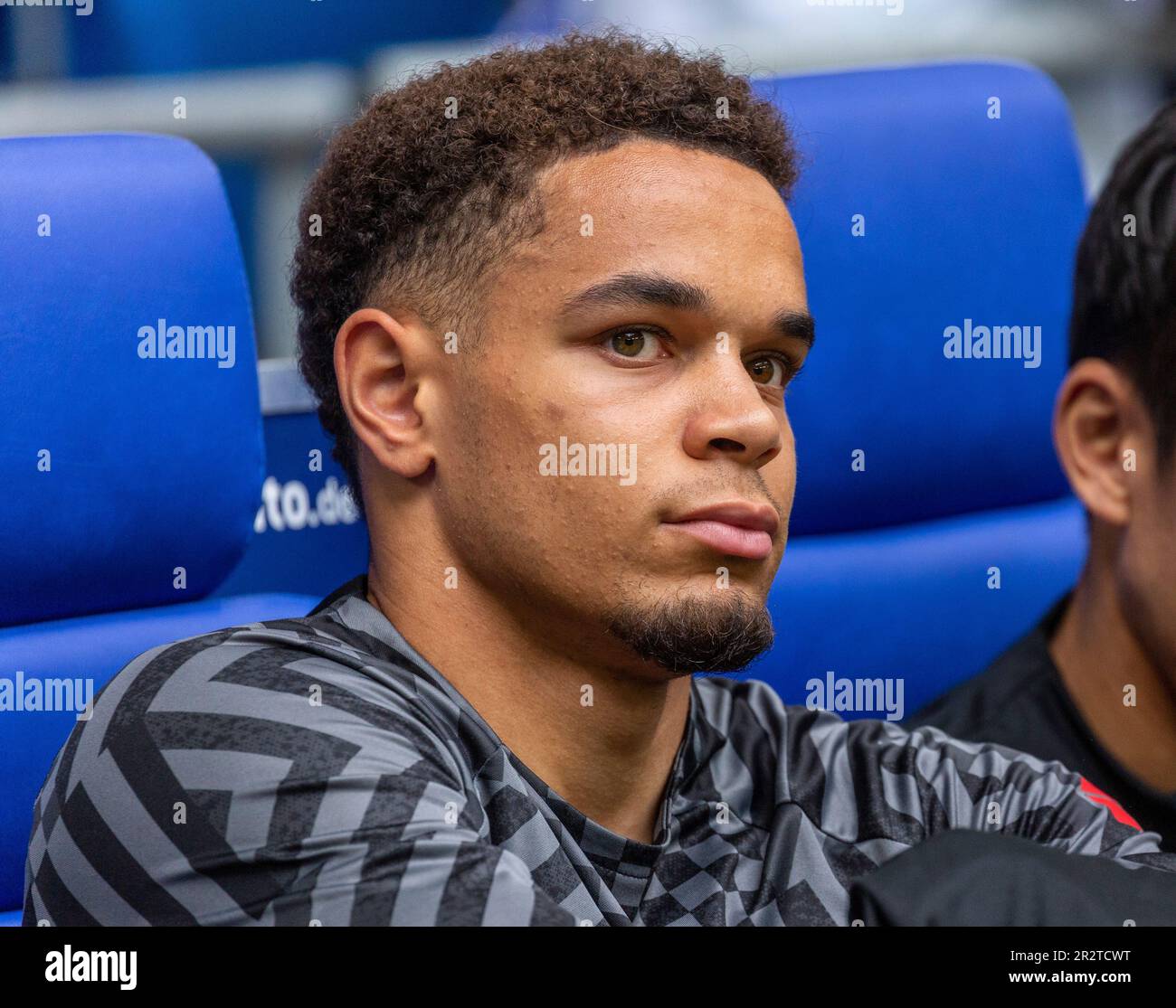 sports, football, Bundesliga, 2022/2023, FC Schalke 04 vs. SG Eintracht Frankfurt 2-2, Veltins Arena Gelsenkirchen, stand-by player on the bench, Dario Gebuhr (SGE), DFL REGULATIONS PROHIBIT ANY USE OF PHOTOGRAPHS AS IMAGE SEQUENCES AND/OR QUASI-VIDEO Stock Photo