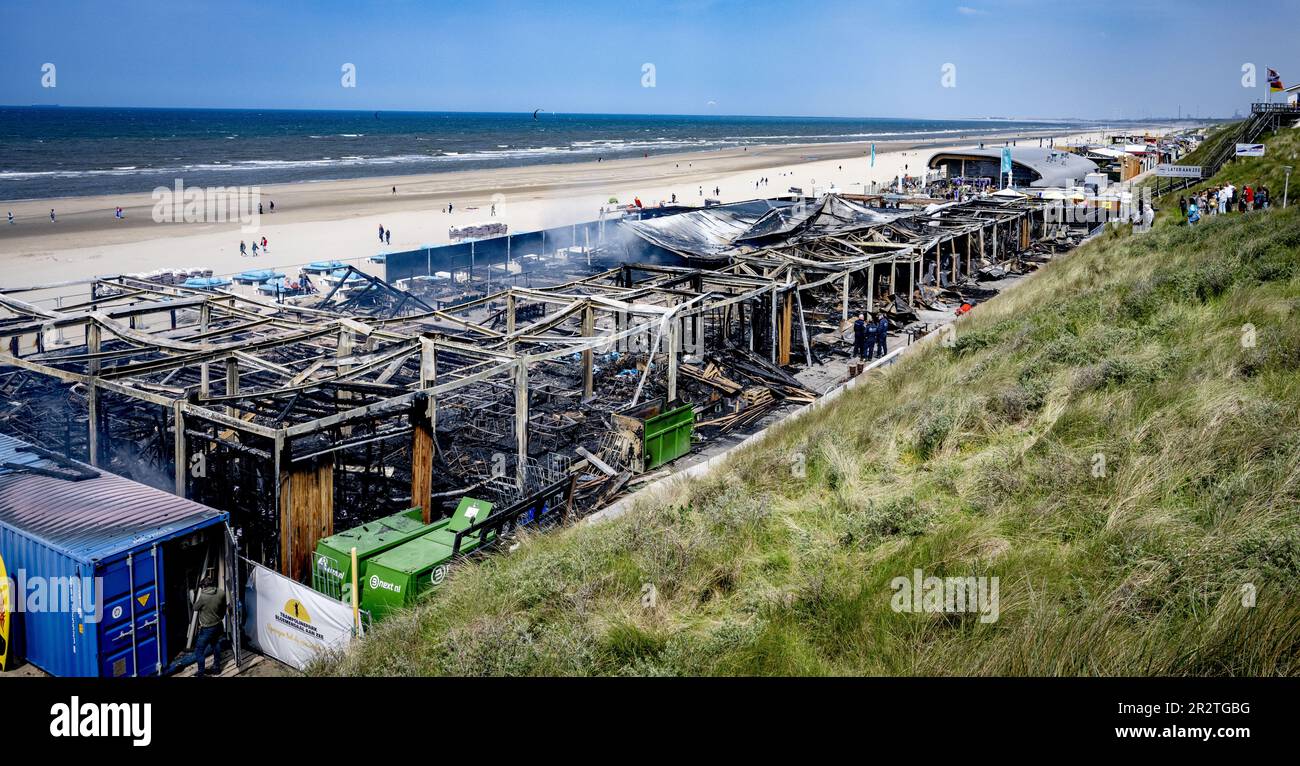 BLOEMENDAAL - Beachgoers at the burnt-down beach bar Bloomingdale. The owners of the famous beach club in Bloemendaal aan Zee feel great bewilderment and a lot of sadness about the burning down of their famous beach pavilion. ANP ROBIN UTRECHT netherlands out - belgium out Credit: ANP/Alamy Live News Stock Photo