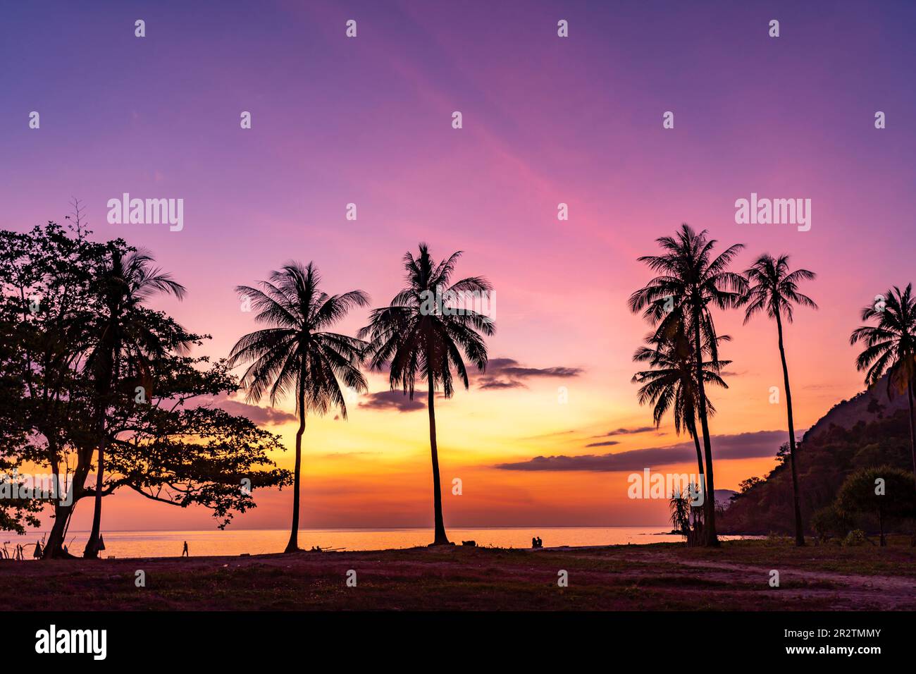 Sonnenuntergang am Strand Farang oder Charlie Beach auf der Insel Koh Mook in der Andamanensee, Thailand, Asien   |   Suset at Farang or Charlie Beach Stock Photo