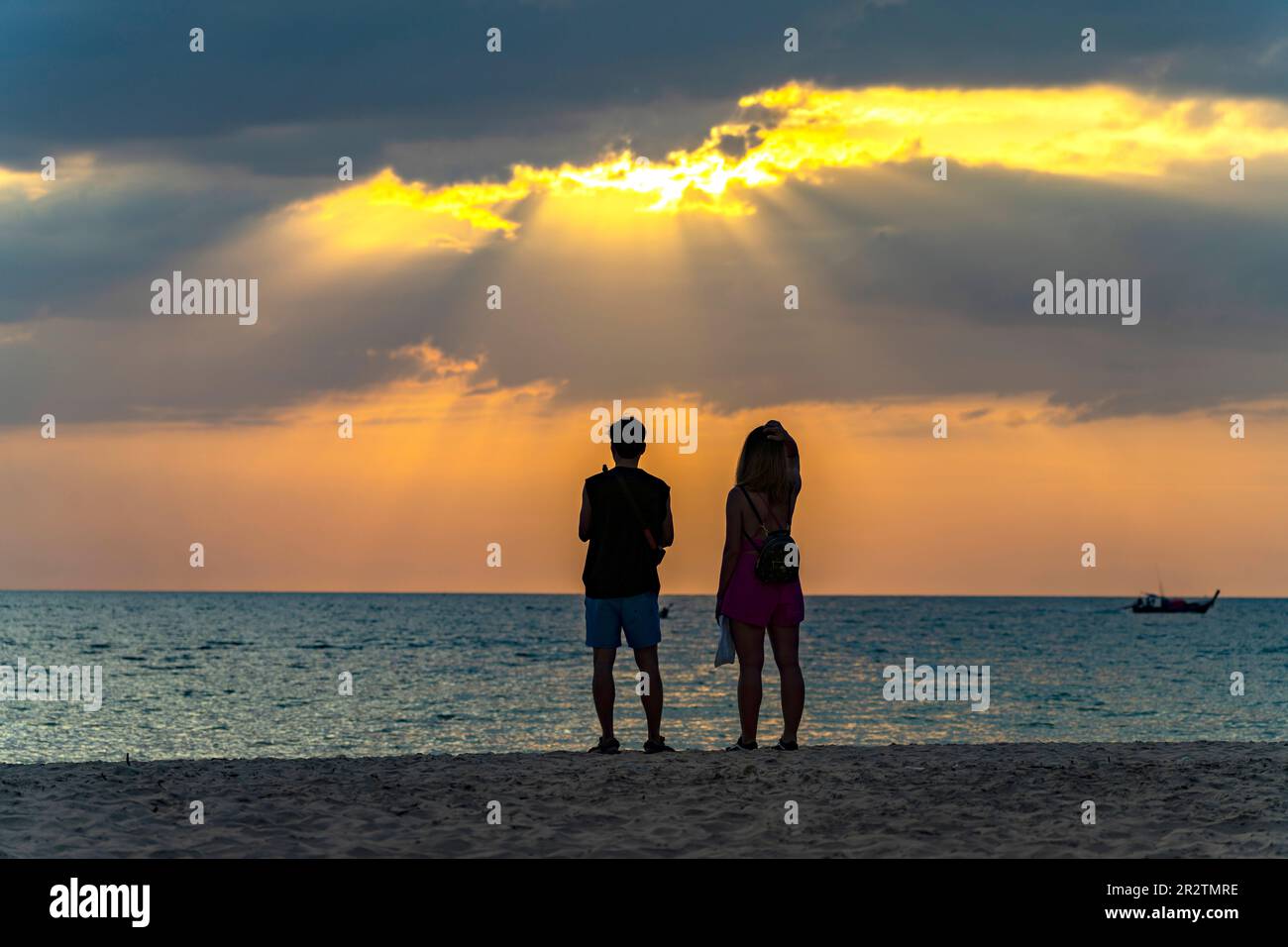 Paar bei Sonnenuntergang am Strand Farang oder Charlie Beach auf der Insel Koh Mook in der Andamanensee, Thailand, Asien   |   Couple at Sunset on Far Stock Photo
