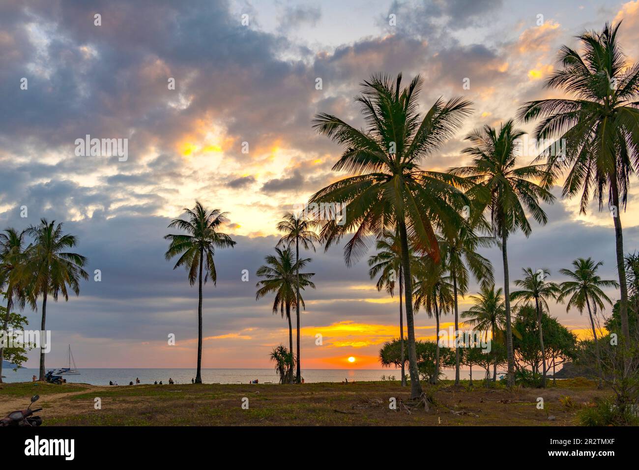 Sonnenuntergang am Strand Farang oder Charlie Beach auf der Insel Koh Mook in der Andamanensee, Thailand, Asien   |   Suset at Farang or Charlie Beach Stock Photo