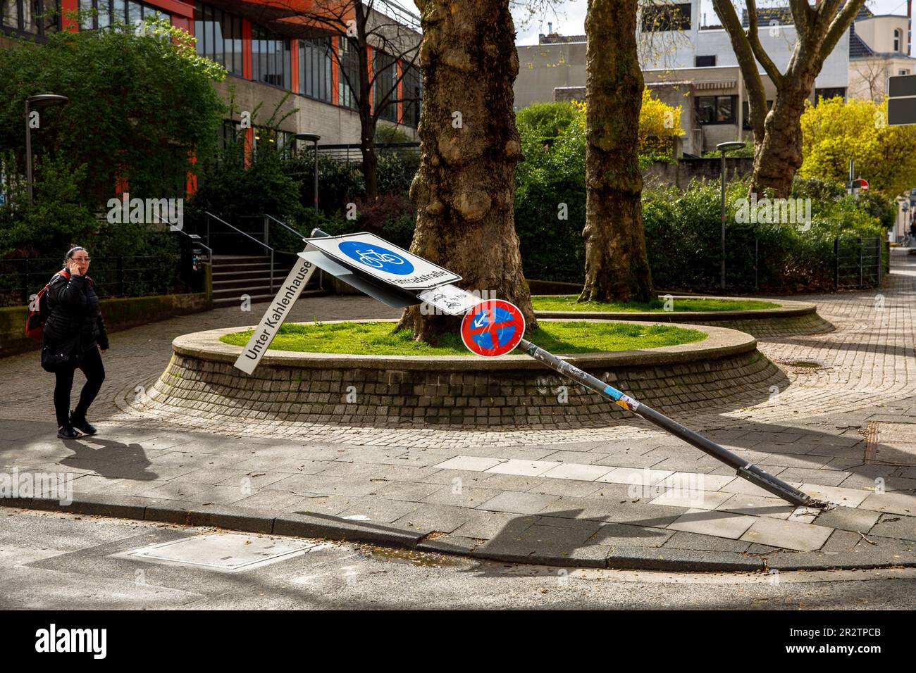 a knocked down street sign on the street Unter Kahlenhausen, Koeln, Germany. ein umgefahrenes Strassenschild an der Strasse Unter Kahlenhausen, Koeln, Stock Photo