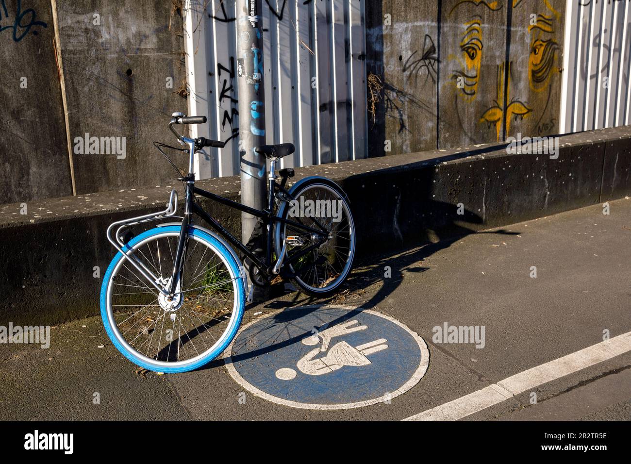 bicycle parked on a footpath in the district of Deutz, Cologne, Germany. auf einem Fussweg abgestelltes Fahrrad im Stadtteil Deutz, Koeln, Deutschland Stock Photo
