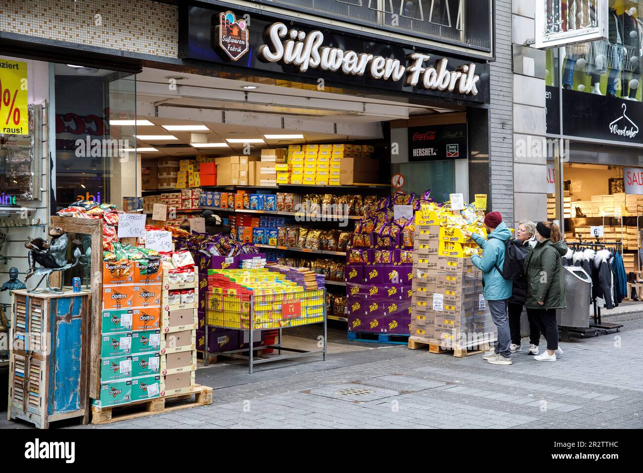 candy store on the shopping street Hohe Strasse, Cologne, Germany.  Suesswarengeschaeft in der Fussgaengerzone Hohe Strasse, Koeln, Deutschland  Stock Photo - Alamy