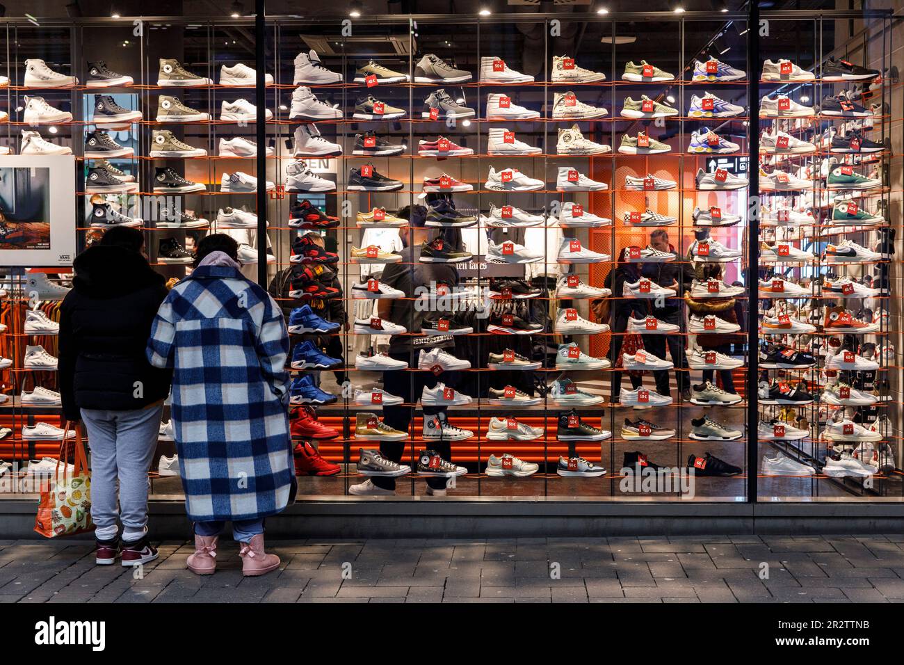 shop windows of the Snipes store on the shopping street shop for sneaker and streetwear, Germany. Schaufenster des Snipes Stor Photo - Alamy