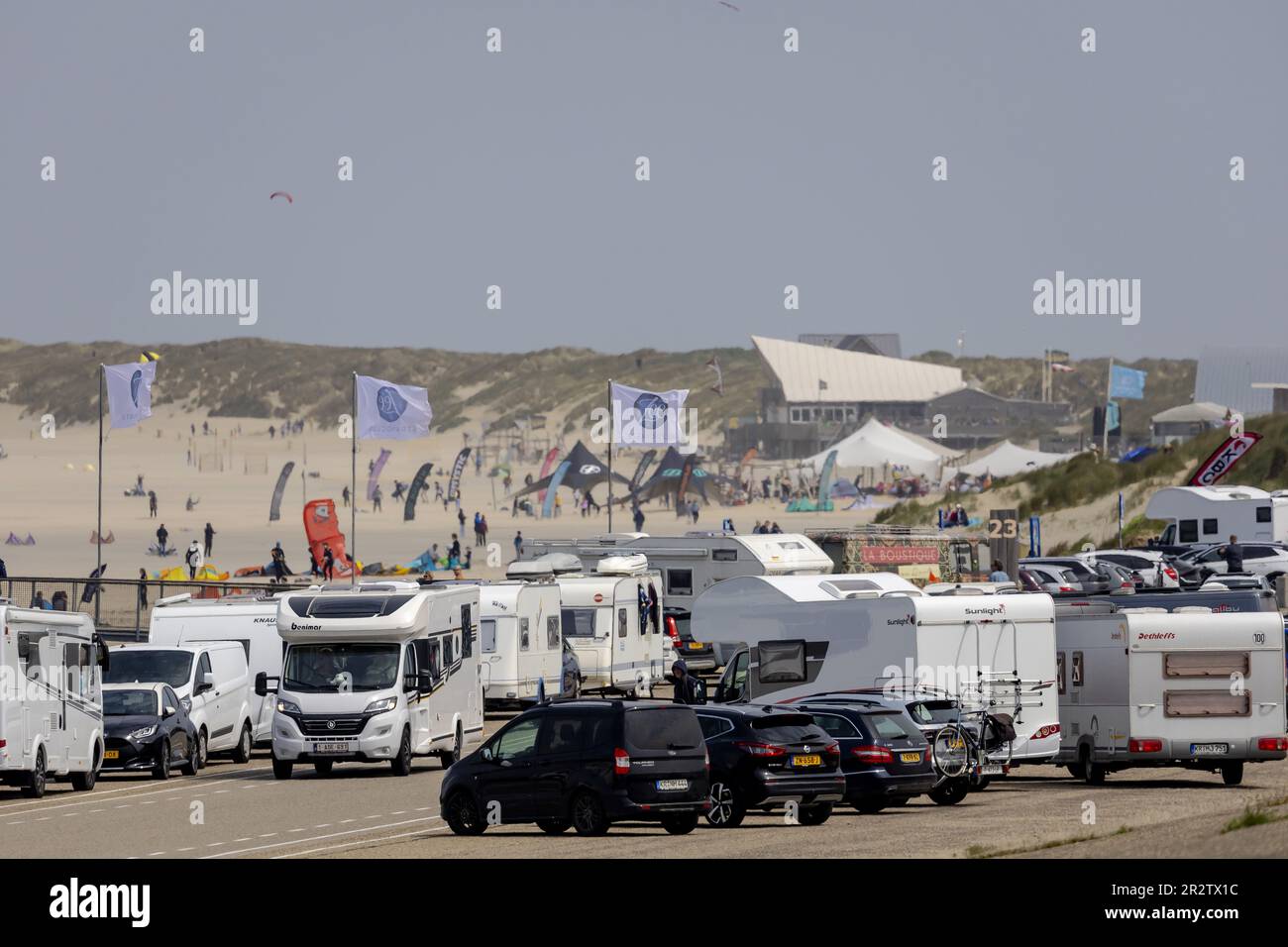 SCHARENDIJKE - Dozens of kite surfers practice their sport along the North Sea beach of the Brouwersdam. The North Sea side of the dam, on the border of Zeeland and South Holland, is a magnet for water sports enthusiasts. ANP ROBIN VAN LONKHUIJSEN netherlands out - belgium out Credit: ANP/Alamy Live News Stock Photo