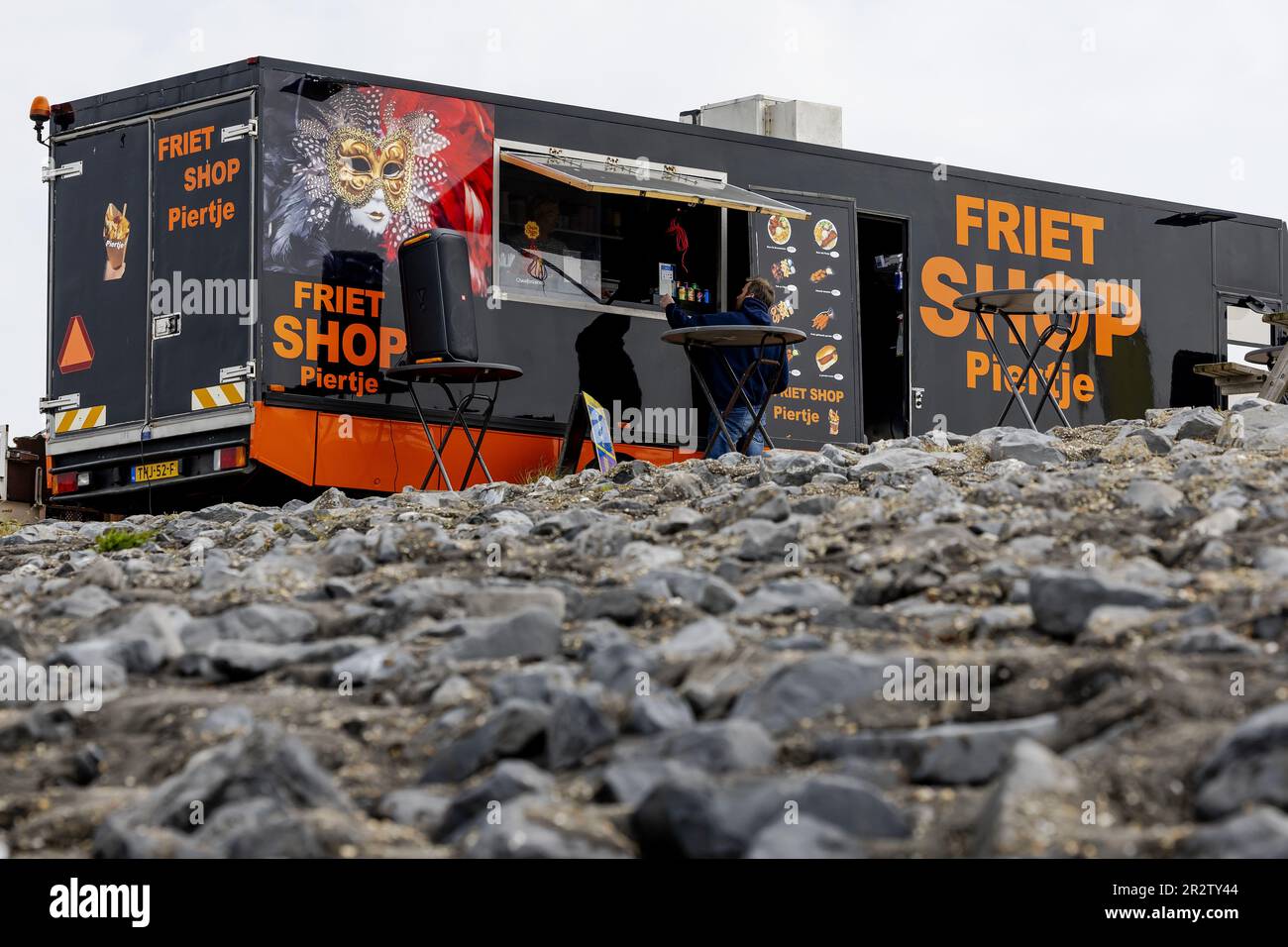 SCHARENDIJKE - French fries stall along the North Sea beach of the Brouwersdam. The North Sea side of the dam, on the border of Zeeland and South Holland, is a magnet for water sports enthusiasts. ANP ROBIN VAN LONKHUIJSEN netherlands out - belgium out Credit: ANP/Alamy Live News Stock Photo