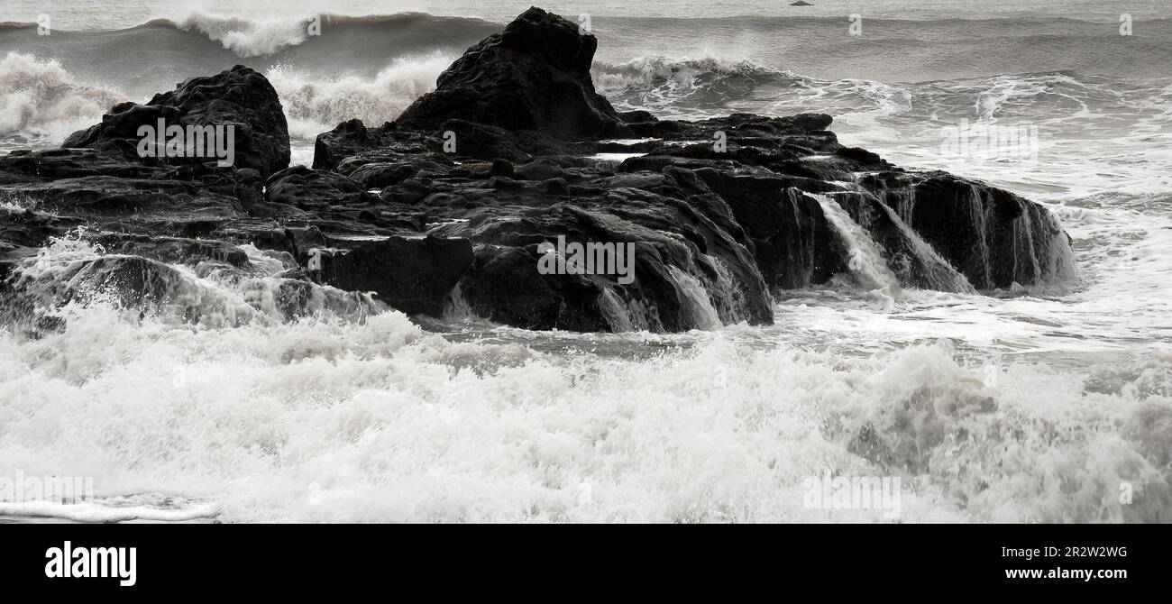 Waves pound on rock hi-res stock photography and images - Alamy