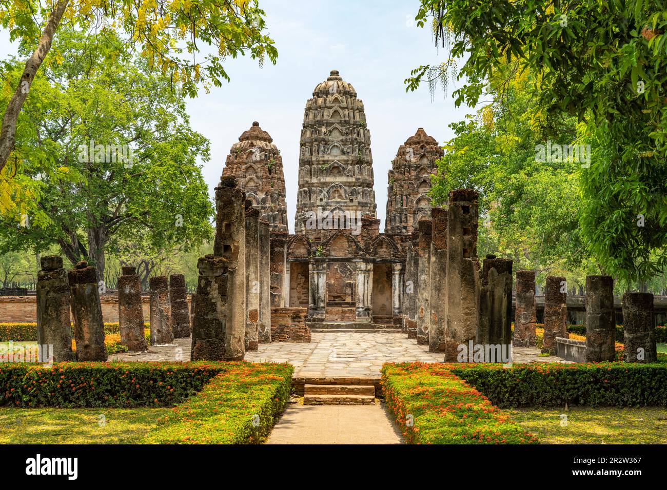 Wat Si Sawai im UNESCO Welterbe Geschichtspark Sukhothai, Thailand, Asien   |  Wat Si Sawai,  UNESCO world heritage site Sukhothai Historical Park, Su Stock Photo