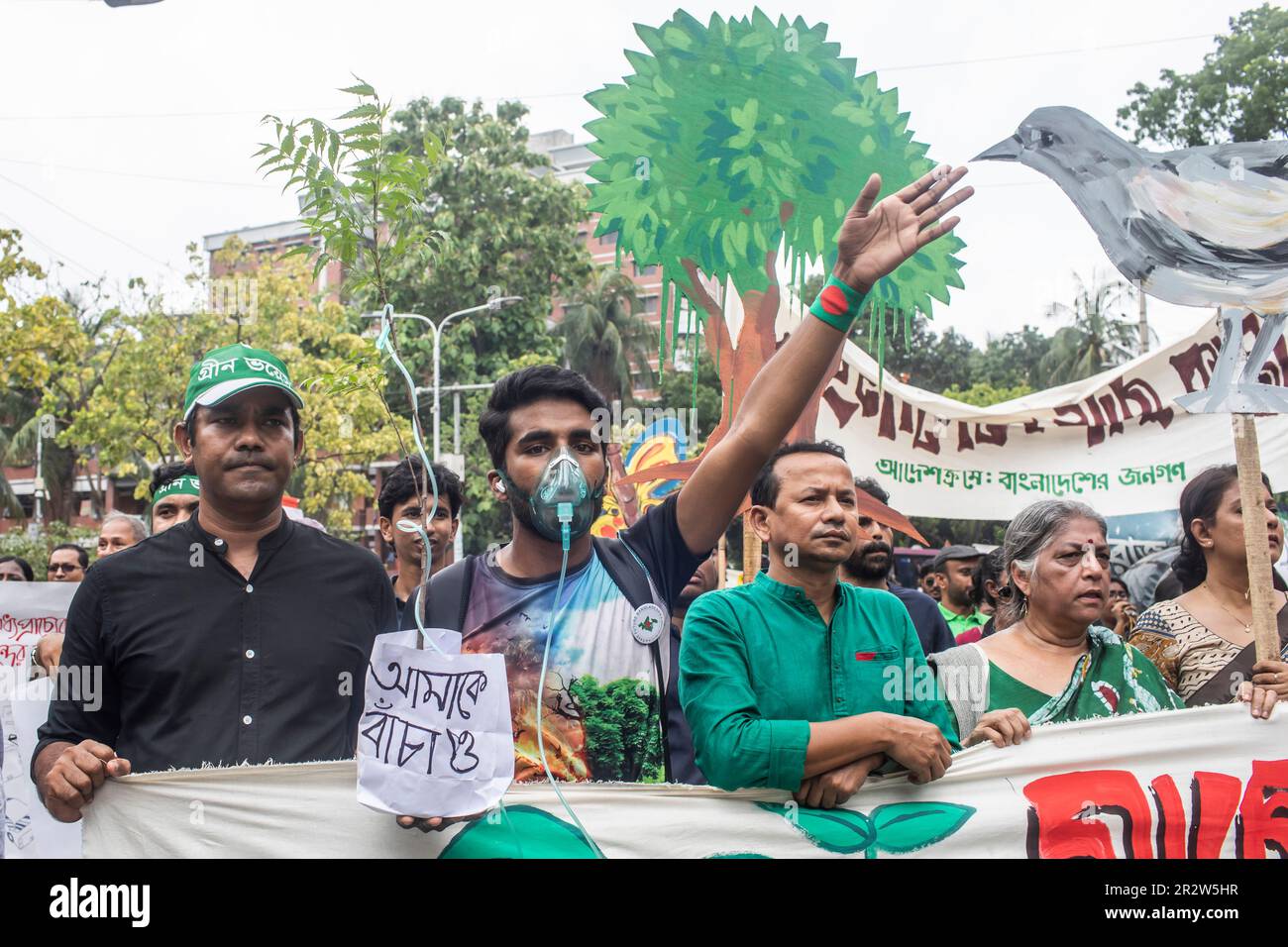 Dhaka, Bangladesh. 21st May, 2023. Protesters hold a banner during the demonstration. Dhaka Metropolitan Police (DMP) has blocked environmental activists - under the banner of 'Saat Masjid Sarak Gach Rakkha Andalan' - from laying siege on Dhaka South City Corporation (DSCC) protesting against the felling of trees in the name of beautification of Dhanmondi's Saat Masjid Road. Credit: SOPA Images Limited/Alamy Live News Stock Photo