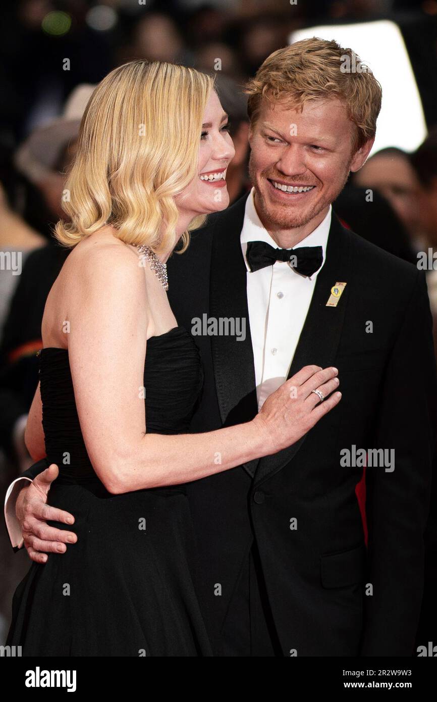 Kirsten Dunst, left, and Jesse Plemons pose for photographers upon