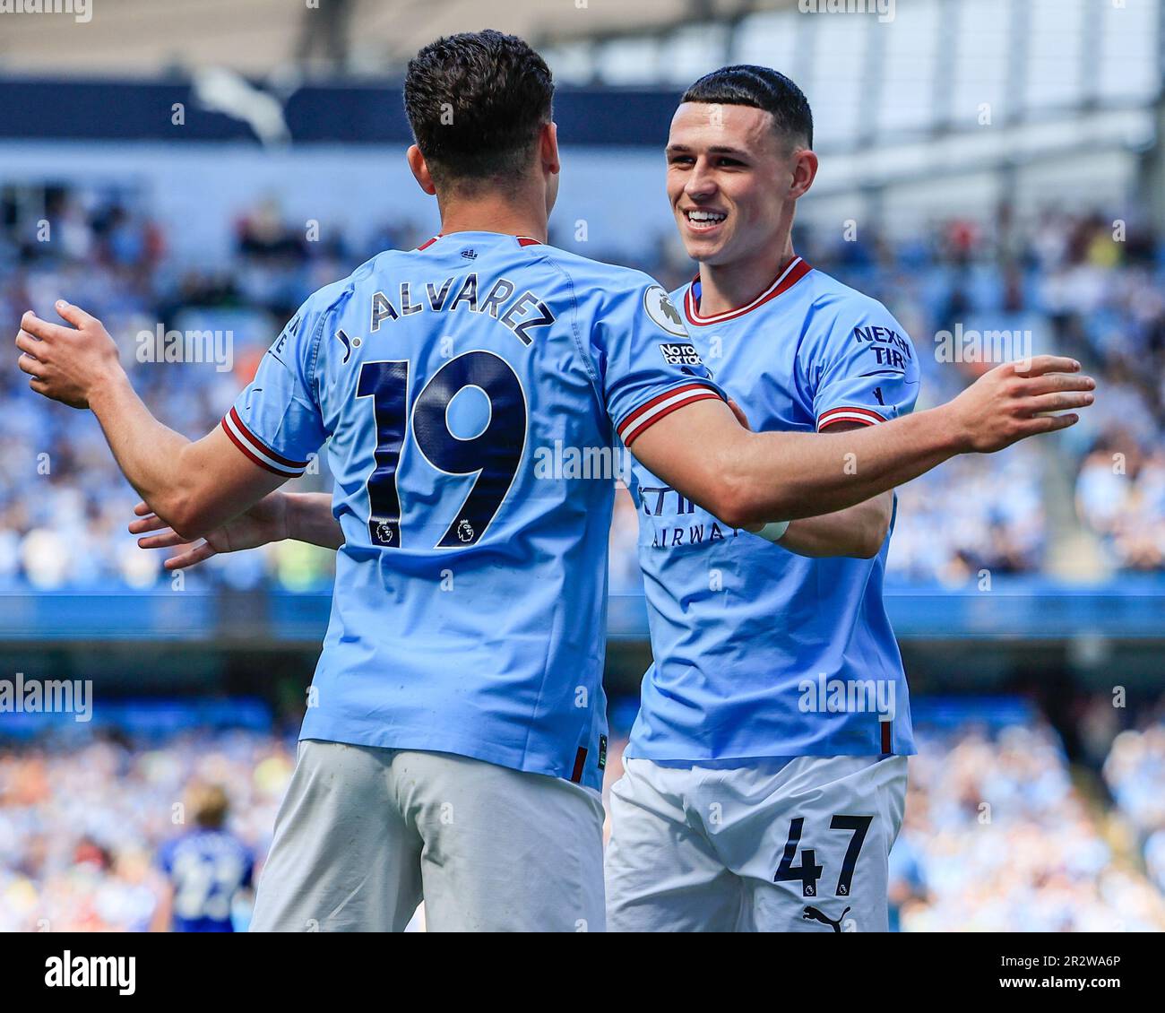 Julián Álvarez #19 of Manchester City celebrates his goal to make