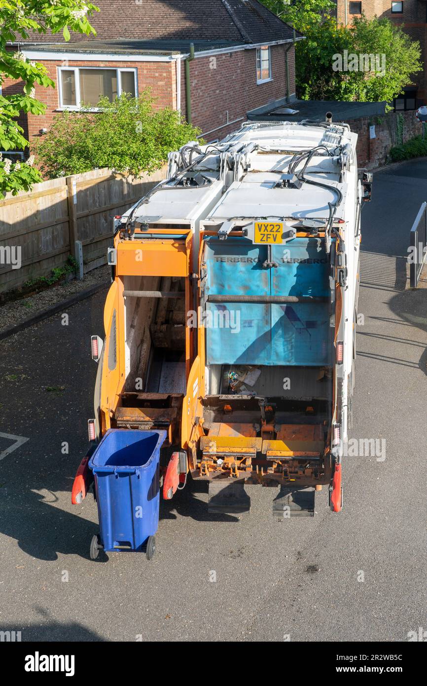 A refuse collection vehicle emptying bins in a housing estate in Basingstoke, England. Concept: rubbish collection, council services, waste disposal Stock Photo