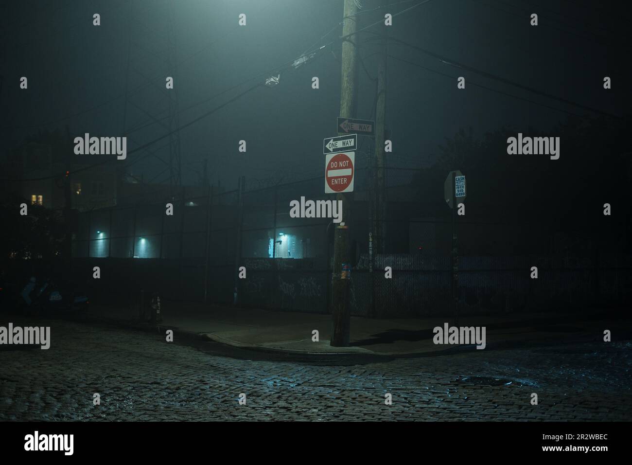 Foggy street scene at night in Red Hook, Brooklyn, New York Stock Photo