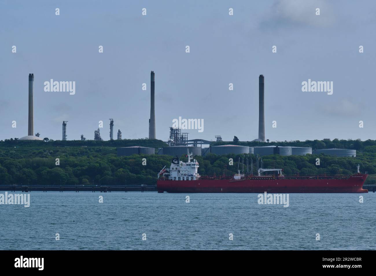 STI Rotherhythe docked at the Pembroke Oil Refinery, Milford Haven, Pembrokeshire Stock Photo