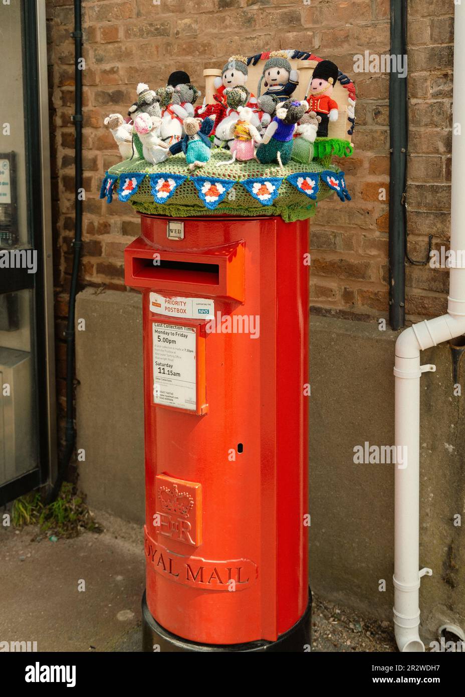 Coronation decorated post box hi-res stock photography and images - Alamy